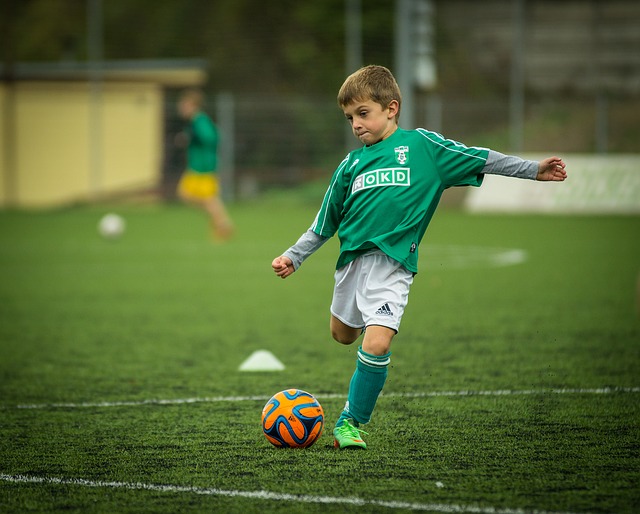chlapec, fotbalista, míč